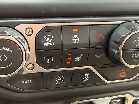 Used 2018 Jeep Wrangler Unlimited Sahara image 27