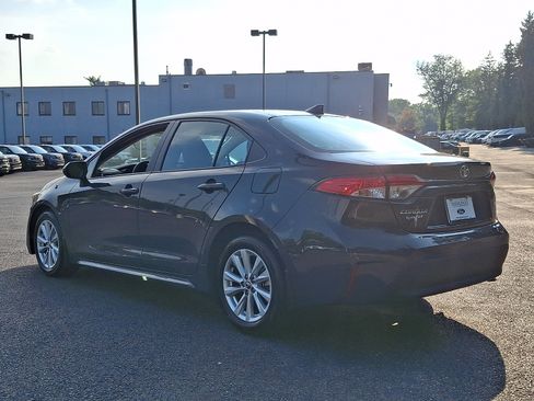Used 2025 Toyota Corolla LE w/ LE Premium Package FWD image 4