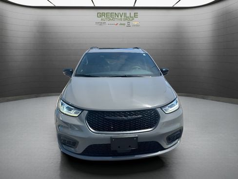 Used 2025 Chrysler Pacifica Limited image 2