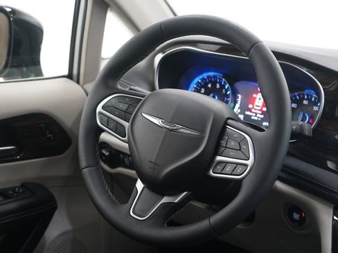 Used 2024 Chrysler Pacifica Limited image 14