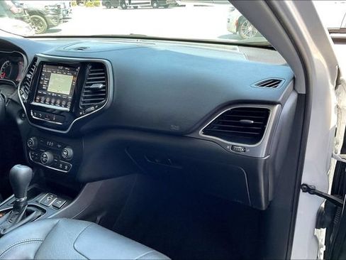 Used 2019 Jeep Cherokee Limited w/ Technology Group FWD image 16