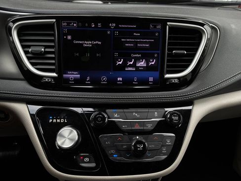 Used 2023 Chrysler Pacifica Touring-L FWD image 32