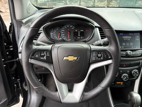 Certified 2022 Chevrolet Trax LT w/ LT Convenience Package image 12