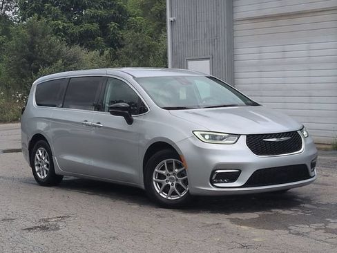 Used 2024 Chrysler Pacifica Touring-L FWD image 12