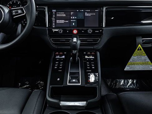 Certified 2025 Porsche Macan image 16
