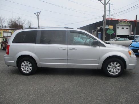 Used 2010 Chrysler Town & Country LX w/ PWR Convenience Group FWD image 5