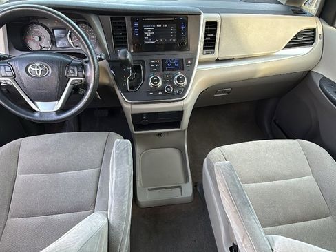 Used 2017 Toyota Sienna L image 19