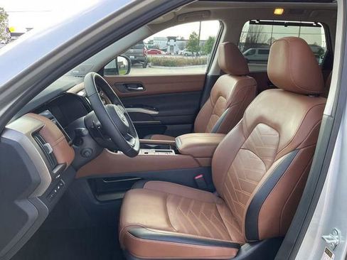 Used 2025 Nissan Pathfinder Platinum w/ Cargo Package image 19