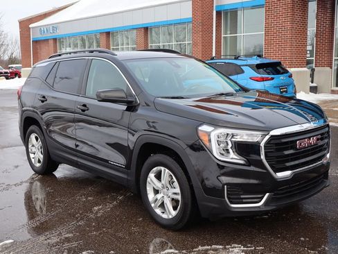 Used 2022 GMC Terrain SLE w/ Driver Convenience Package image 2