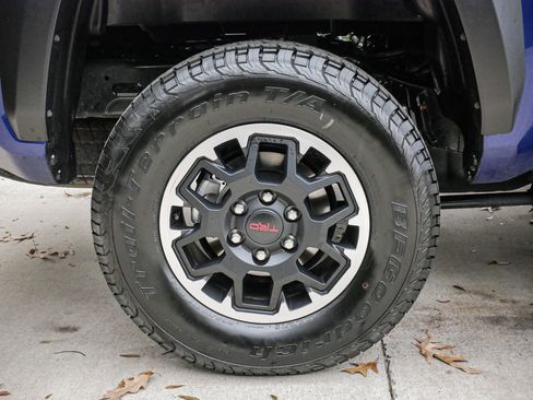 Used 2025 Toyota Tacoma TRD Off-Road image 13