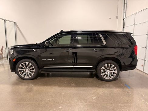 Used 2021 GMC Yukon Denali w/ Denali Premium Package image 8