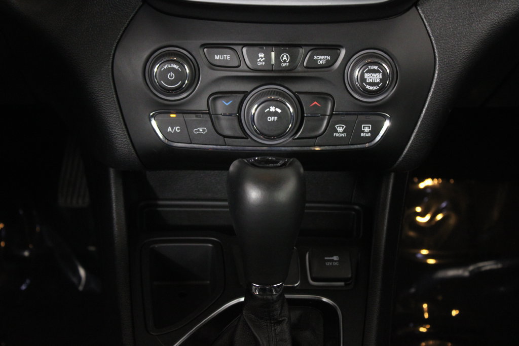 Used 2021 Jeep Cherokee Latitude Plus FWD image 21