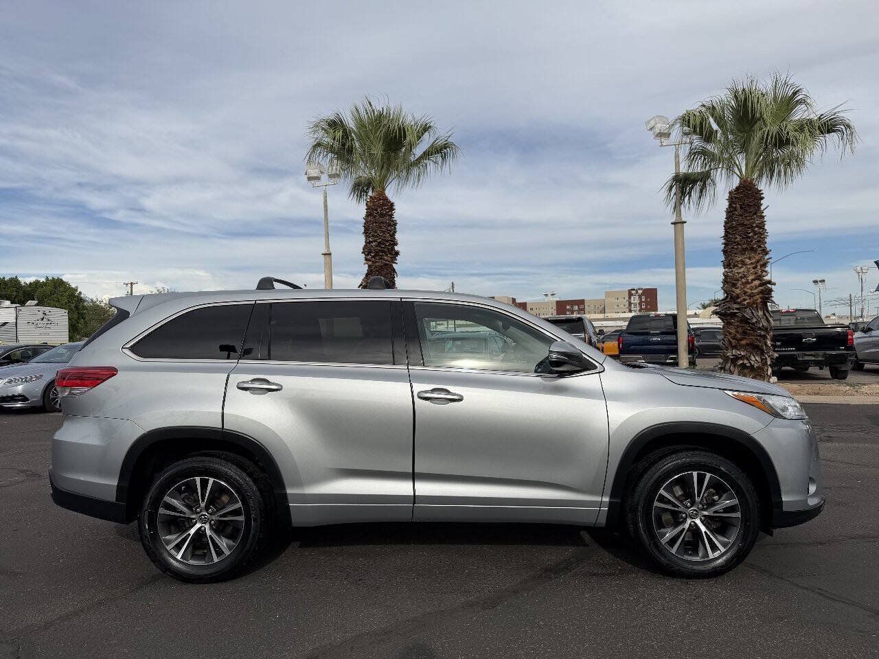 Used 2017 Toyota Highlander LE w/ Carpet Mat Package FWD image 7