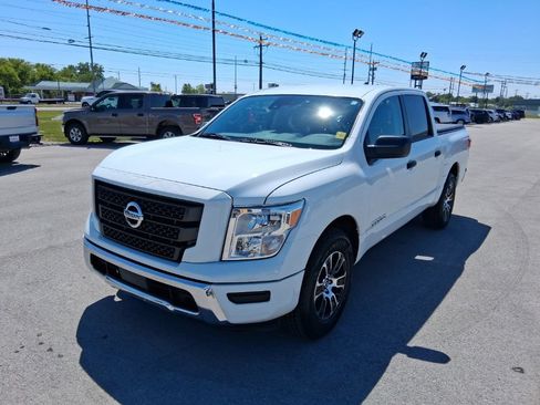 Used 2022 Nissan Titan SV RWD image 2