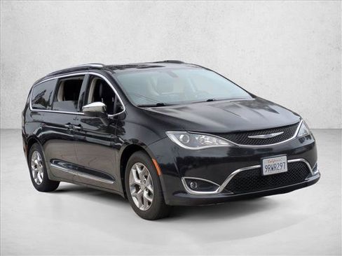 Used 2018 Chrysler Pacifica Limited image 3