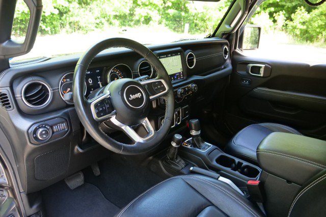 Used 2022 Jeep Gladiator Overland w/ Popular Equipment Package AWD/4WD image 2