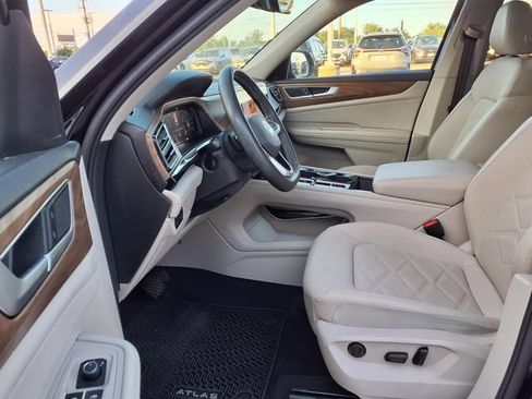 Used 2024 Volkswagen Atlas SE w/ Panoramic Sunroof Package FWD image 7
