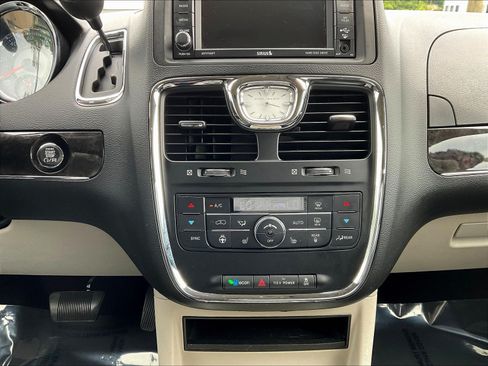 Used 2013 Chrysler Town & Country Touring-L w/ Premium Group FWD image 14