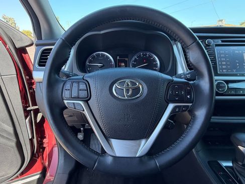 Used 2017 Toyota Highlander SE w/ Carpet Mat Package FWD image 16