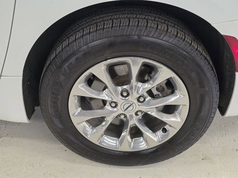 Used 2022 Chrysler Pacifica Touring-L AWD/4WD image 54