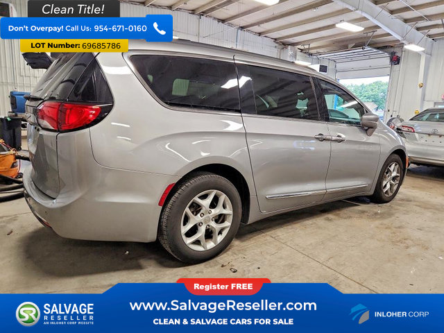 Used 2017 Chrysler Pacifica Touring-L w/ Tire & Wheel Group FWD image 4
