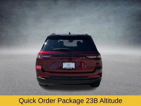 Used 2025 Jeep Grand Cherokee Altitude AWD/4WD image 9