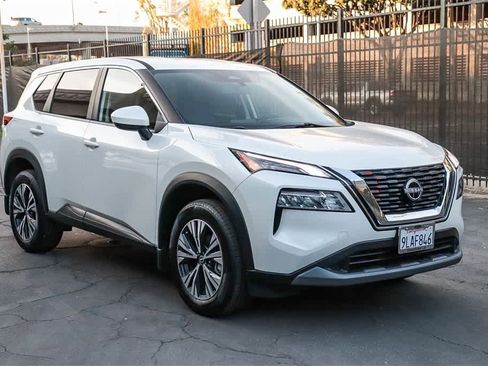 Used 2023 Nissan Rogue SV image 3