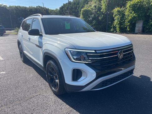 Used 2025 Volkswagen Atlas Peak Edition SE AWD/4WD image 1