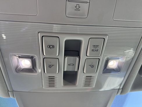 Used 2023 Volkswagen Tiguan SE image 12