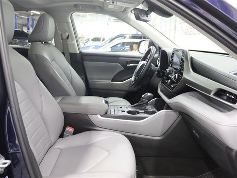 Used 2021 Toyota Highlander XLE AWD/4WD image 30