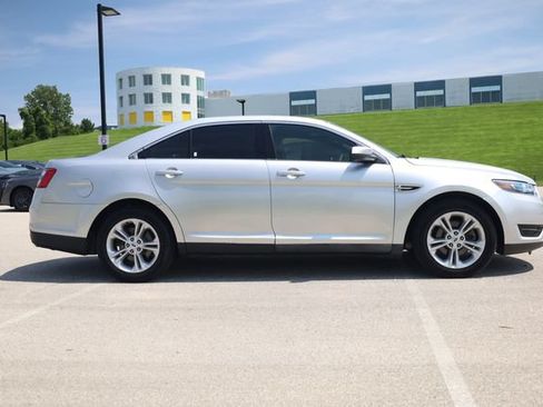 Used 2017 Ford Taurus SEL FWD image 4