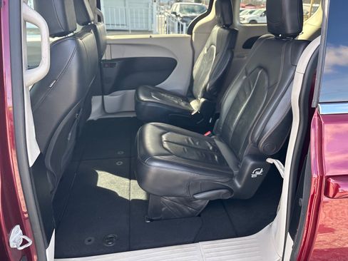 Used 2017 Chrysler Pacifica Touring-L image 12