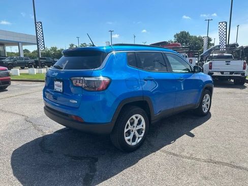 Used 2024 Jeep Compass Latitude AWD/4WD image 3