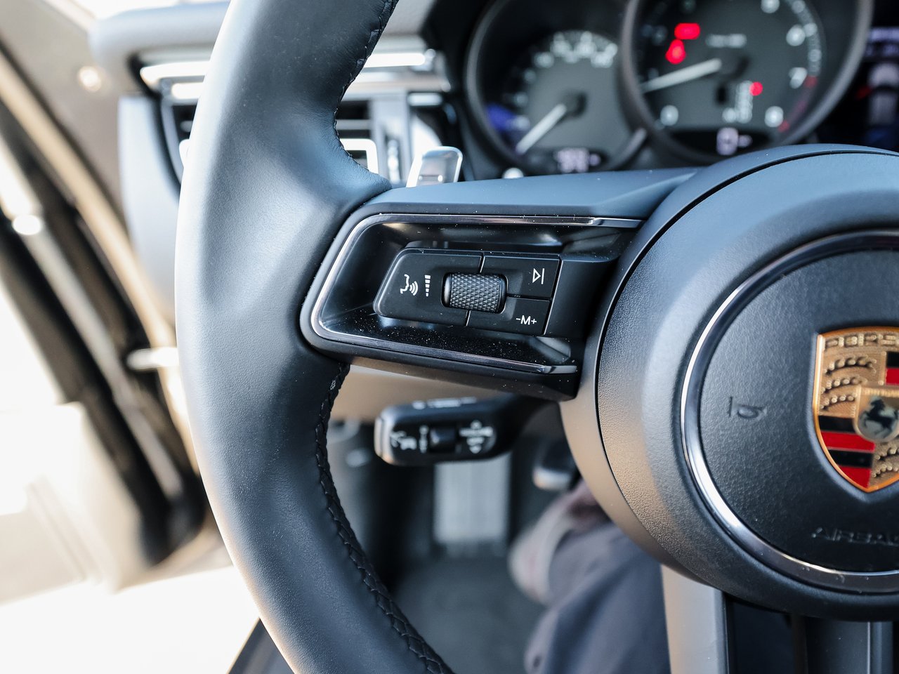 Certified 2026 Porsche Macan AWD/4WD image 17