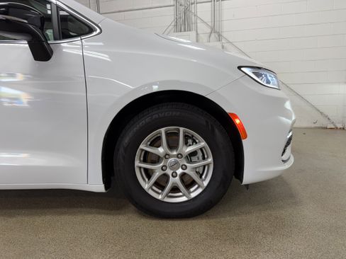 Used 2024 Chrysler Pacifica Touring-L FWD image 30