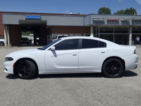 Used 2022 Dodge Charger SXT w/ Plus Group RWD image 3