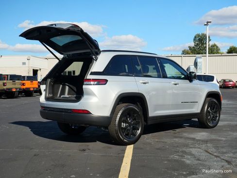 New 2025 Jeep Grand Cherokee Altitude image 22