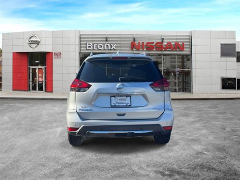 Used 2020 Nissan Rogue SV image 5