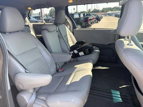 Used 2017 Toyota Sienna XLE Premium FWD image 16