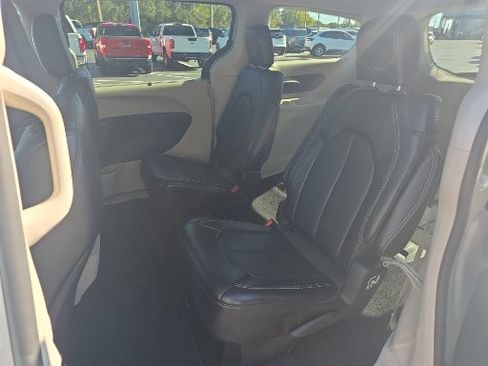 Used 2024 Chrysler Pacifica Touring-L image 17