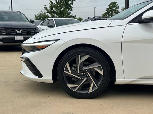 Used 2025 Hyundai Elantra SEL FWD image 8