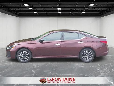 Used 2024 Nissan Altima 2.5 SV FWD image 3