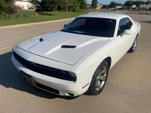 Used 2019 Dodge Challenger SXT image 2