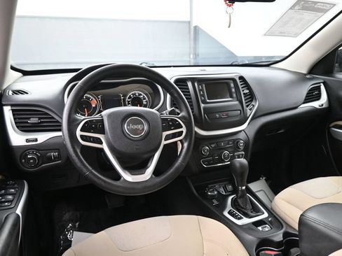 Used 2018 Jeep Cherokee Latitude w/ Safety Group AWD/4WD image 25