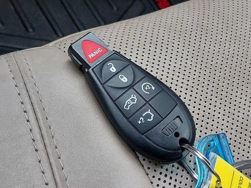 Used 2013 Jeep Grand Cherokee Overland w/ Advance Technology Group AWD/4WD image 25