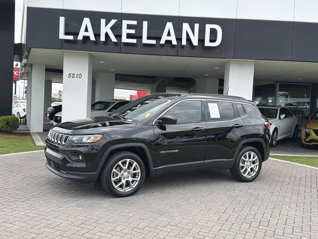 Used 2024 Jeep Compass Latitude AWD/4WD image 2