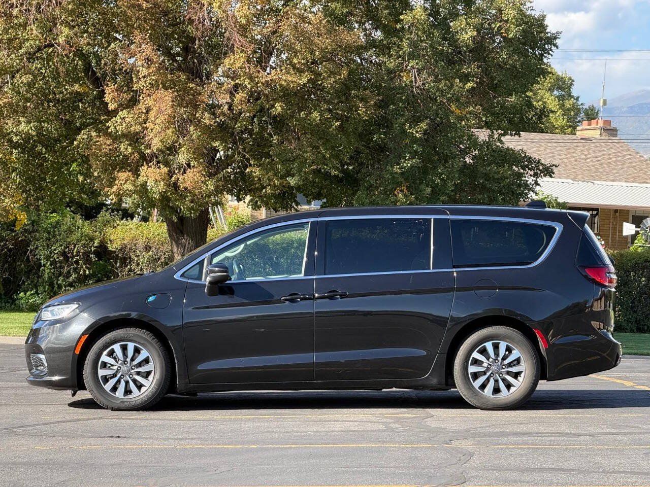 Used 2023 Chrysler Pacifica Touring-L FWD image 2
