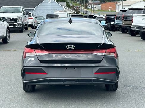 Used 2025 Hyundai Elantra SE FWD image 7