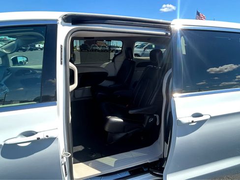 Used 2023 Chrysler Pacifica Touring-L FWD image 12