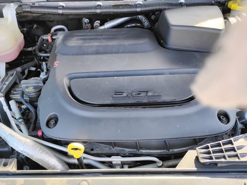 Used 2020 Chrysler Pacifica Touring-L w/ S Appearance Package image 35